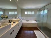 Residência sofisticada com 4 suítes, energia solar e...