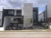 RESIDENCIA A CAMPO DE GOLF EN FRACCIONAMIENTO LA VISTA...