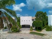 Residencia a pie de lago en Yucatan Country Club