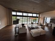 residencia adentro de bosque real, con acabados de super...