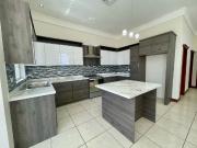 RESIDENCIA AMPLIA, 3 NIVELES, CON ALBERCA, EN ZONA PRIVADA