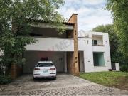 Residencia amplia con jardín y acabados naturales en...