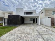 Residencia amueblada con alberca en privada Parque...