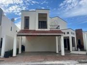 RESIDENCIA CON ALBERCA EN EXCLUSIVO FRACCIONAMIENTO AL...