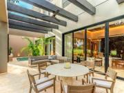 Residencia con alberca privada, en campo de golf con...