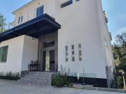Residencia con alberca techada