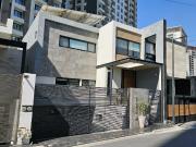 Residencia con Alberca y Acabados de Lujo en Zona Valle...