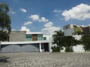 Residencia, con Amplios Espacios, Cerca del Parque...