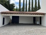 RESIDENCIA CON AMPLIOS ESPACIOS, ZONA EXCLUSIVA JURICA