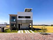 Residencia con área jardinada de más de 120m² en Metepec