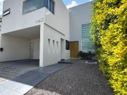 “Residencia con doble altura en Cumbres del Lago –...