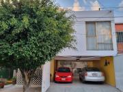 Residencia con gran proyecto arquitectónico en calle...