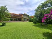 Residencia con hermosos jardines en Fraccionamiento...