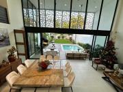 RESIDENCIA CON PANELES SOLARES EN VENTA PRIVADA...