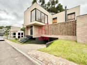 Residência contemporânea de alto padrão em condomínio...