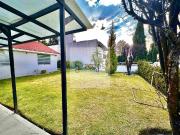 Residencia de 1 nivel con amplios espacios interiores y...