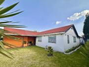 Residencia de 1 nivel de estilo atemporal con amplios...