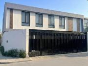 Residencia de 410 m² con piscina de 10 m y 16 paneles...