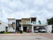 Residencia de 4 recámaras en Fracc. Jardines de Versalle