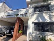 Residencia de 565m2 sobre Avenida en Col. Jardines del...