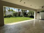 RESIDENCIA DE ALTO NIVEL CON ALBERCA Y JACUZZI