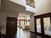 Residencia de alto nivel con amplios espacios interiores...