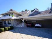 Residência de Alto Padrão com 4 Suítes, Piscina Aquecida...