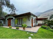 Residencia De Campo Con Amplios Jardines Y Piscina – Los...