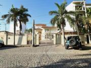 Residencia de diseño atemporal y gran oportunidad de...