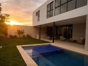 Residencia de dos pisos con alberca privada en venta,...