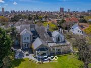 Residencia de estilo en barrio Los Troncos