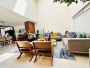 Residencia de Lujo con Doble Altura y Jardín en Valle de...