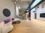 Residencia de Lujo con Elevador y Jardín Privado