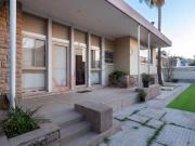 Residencia de Lujo con Extenso Jardín en Venta – Torreón...