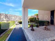 Residencia de Lujo con Jardín Amplio y Patio Techado:...