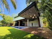 RESIDENCIA DE LUJO EN EL COUNTRY CLUB FRENTE AL LAGO