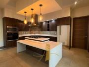 Residencia de lujo en esquina con amplio jardín al Norte...