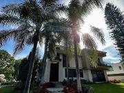 Residencia de Lujo en Esquina y Frente a Parque