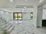 Residencia de tres niveles en renta