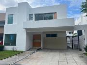 Residencia dentro de coto en Valle Real
