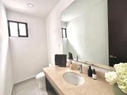 Residencia Dentro de Privada en Venta a 6min. de Plaza...