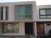 Residencia Ejecutiva en Bosques Cedros: Seguridad de...