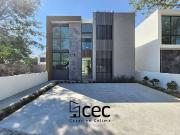 Residencia en coto privado con alberca, 4 recámaras, 3...