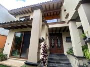 Residencia en esquina con encanto natural –...