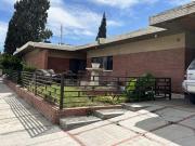 Residencia en esquina de 1 sola planta en colonia...