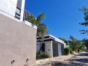 Residencia en ESQUINA de 4 Recamaras y alberca en Zona...