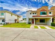 Residencia en fraccionamiento con seguridad y amplio jardín