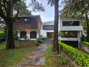 Residencia en Fraccionamiento Exclusivo: Tranquilidad y...