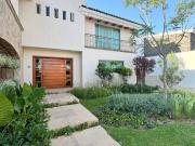 Residencia en Lomas del Valle con 4 recámaras, 4...