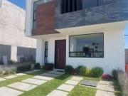 RESIDENCIA EN PRIVADA. 4REC. 3 NIVELES. EN PRIVADA AL...